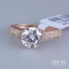 Maravilhoso Anel Solitario Em Ouro 18k Cravejado De Brilhantes Acompanhados De Um Lindo Diamante Ao Cen Anel Solitario Noivado Anel De 15anos Anel Solitario