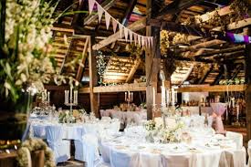 Ein traum vieler brautpaare, der im rhein main gebiet und darüber hinaus definitiv in erfüllung gehen kann. Scheunenhochzeit Auf Dem Henslerhof Von Die Hochzeitsfotografen Blog Schweiz Stylehappchen Ch Scheunen Hochzeit Hochzeit Hochzeit Location