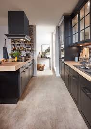 Leicht küche mit rückwand aus holz; Black Is Beauty Die Tollsten Gestaltungsideen Fur Schwarze Kuchen Varia Franchise Gmbh