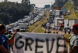 Em conversa com um representante da categoria, freitas diz que é impossível não só atender as reivindicações atuais, como também fiscalizar o cumprimento dos benefícios conquistados pelos caminhoneiros na greve de 2018. Caminhoneiros Ignoram Pedido De Bolsonaro E Dizem Que Vai Ter Greve Rede Jornal Contabil Contabilidade Mei Credito Inss Receita Federal