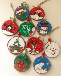 40 Amazing Wood Slice Painting Ideas For Beginners Greenorc Painted Christmas Ornaments Christmas Ornament Crafts Wood Christmas Ornaments