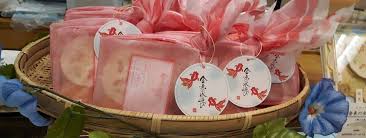 Heute nehmen wir den tag der liebe gerne zum anlass einen schönen urlaub zu verbringen. Die Kunst Des Geschenkeschenkens In Japan Japandigest