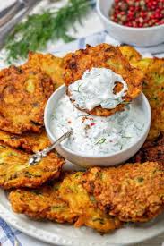 Crispy Zucchini Fritters Low Carb In 2020 Zucchini Fritters Recipe Fritter Recipes Fritters