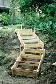In der folgenden bauanleitung wird daher ein kleines gartenhaus beschrieben, das sich optimal in einen garten integriert und erst auf den zweiten blick überhaupt auffällt. Gartentreppe Selber Bauen 40 Super Beispiele Archzine Net