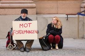 Kärlek & anarki är i ena stunden ett seriöst relationsdrama för att i nästa stund växla över till märkliga och olustiga situationer med tramsig humor. Premiar Karlek Anarki Pa Netflix Med Ida Engvoll Och Bjorn Mosten