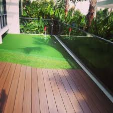 Composite Wood Decking Artificial Turf Putting Green Here 39 S Marrying Hassle Free Beaut Artificial Plants Outdoor Backyard Putting Green Backyard Patio