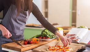 J'adore faire la cuisine mais comme je suis seule la plupart du temps mon plaisir est très réduit parce que je trouve que les bons petits plats se partagent. 3 Astuces Pour Vous Mettre A Cuisiner Et Aimer Faire A Manger So Busy Girls