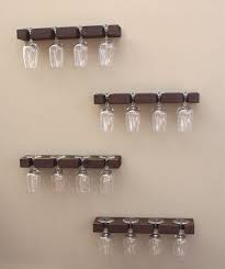 Una Parete Unicamente Scolpita Montato Rack Bicchiere Di Vino Con Unatmosfera Calda Elegante Appeso Da Diy Wine Glass Wall Wine Glass Rack Wine Glass Display