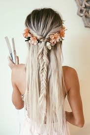 Schone Frisuren Fur Lange Haare Blondes Madchen Mit Fischschwanzfrisur Mit Haarschmuck Blumenkranz Boho Frisuren Frisuren Langhaar Bohemian Frisuren