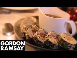 Gordon Ramsay Prepares Gravy For His Christmas Turkey Simple Delicious And Allows You Time To E Gordon Ramsey Recipes Gordon Ramsay Recipe Chef Gordon Ramsey