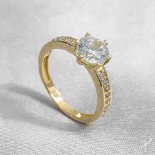 Anel Solitario Em Ouro 18k Com Aro Trabalhado E Zirconias Cristal Anel Solitario Noivado Anel De Noivado Aliancas De Noivado