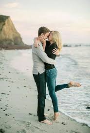 Ya Estamos En La Playa Para El Tiempo Robinson Todos Los Besos Del Mundo Engagement Photoshoot Engagement Photo Outfits Couple Photography