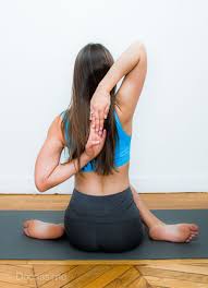 Posture De La Vache Dos Ou Gomukhasana Yoga Postures Postures Yoga
