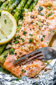 Salmon And Asparagus Foil Packs With Garlic Lemon Butter Sauce Recipe Eatwell101 Paleo Ket Salmon And Asparagus Baked Salmon And Asparagus Salmon Recipes
