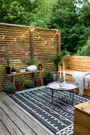 Terrassen Ideen Kleine Terrasse Holzerne Mobel Schone Minimalistische Dekorationen Kerzen Tisch Lampe Terrassengestaltung Hinterhofideen Gemutliche Terrasse