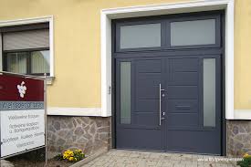 Garagentore Zweiflugelig Lindpointner Flugeltore Modern Grau Mit Fenster Und Glas Garagentor Zweiflugelig Garagentore Garagentor