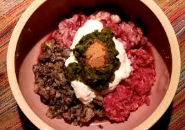 Unser Heutiges Barf Menu Eine Ausgewogene Und Vollwertige Mahlzeit Fur Den Hund Schlund Blattermagen Und Geflugelkarkasse Al Barf Menu Bierhefe Mahlzeit