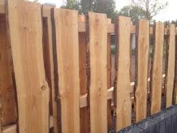 Schoner Gartenzaun Grundstuckszaun Aus Baumstamm Schnitte Baumscheiben Sehr Schon Und Sehr Stabil Zaun Garten Garten Zaun Ideen Gartenzaun