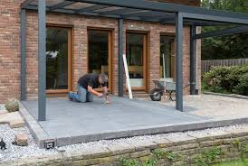 Terrassenplatten Verlegen Platten Festklopfen Terrassenplatten Terrassenbelag Uberdachung Garten