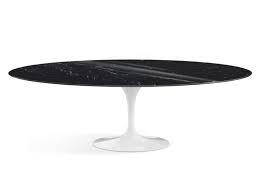 La collection de tables avec pied central d'eero saarinen comprend des tables de salle à manger, des guéridons et des tables basses. Tulip Table Ovale By Knoll Design Eero Saarinen