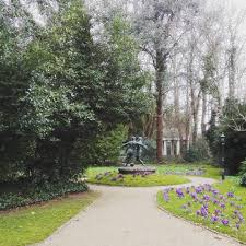 Die Skulpturen Im Thieles Garten In Bremerhaven Machen Den Park Zu Einem Besonders Schonen Ort Die Beiden Fussballer Sind Nur Ein Bremerhaven Orte Forderverein