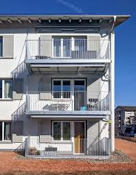 Balkone An Fassade Gehangt Mit Feinem Gelander Feuerverzinkt Luxus Kuche Design Haus Grundriss Style At Home