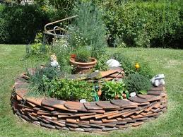 Krauterschnecke Selber Bauen Was Ist Eine Kr Uterspirale Und Wie Garten Recycling Garten Hochbeet Weinflasche Garten