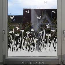 Dekorativer Sichtschutz Und Dekoration Fur Fenster Mit Diesem Wiesen Und Blumen Motiv Fensterfolie Fensterdekoration Fenstergestaltung