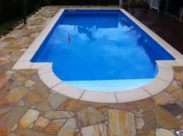 Grosszugiger Pool Von Rheingrun Desjoyaux Pool Mit Wunderschoner Einfassung Aus Gelben Santome Platten Und Holzterasse Poolbau Schwimmbad Bauen Pool