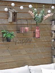 Deko Ideen Garten Tolle Ideen Zum Dekorieren Von Holzwanden Vogelhauser Pflanzen Vasen Und Lichterkett Gartenaccessoires Terrassenwand Terrasse Dekorieren