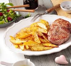 Rinderfilet Mit Ofenkartoffeln Und Salat Rezept Rezept Rinderfilet Rinderfilet Rezepte Ofenkartoffel