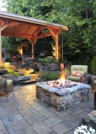 Gemutliche Sitzecke Im Garten Mit Feuerstelle Kamin Gestalten Feuerstellen Im Freien Feuerstelle Garten Steinterrassen