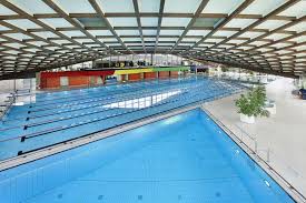 Das Badezentrum Sindelfingen Bietet Das Einzige Uberdachte 50m Sportschwimmbecken Sowie Das Grosste Freibad Fur Naturnahe Erholung In Hallenbad Freibad Erholung