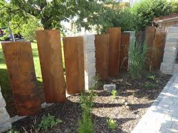 Gartengestaltung Mit Stelen Aus Cortenstahl Sichtschutz Und Gartendekoration Sichtschutzwand Garten Gartengestaltung Ideen Gartengestaltung