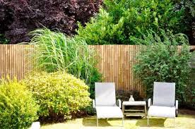 Bambus Sichtschutz 34 Ideen Fur Sichtschutzzaun Im Garten In 2020 Naturzaun Bambus Garten Gartenzaun Ideen