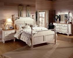 Hillsdale Wilshire Post Bedroom Collection Antique White The Wilshire Coll Vintage Bedroom Furniture Antique White Bedroom Furniture Bedroom Furniture Sets