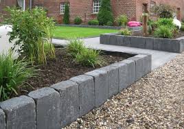 Antik Palisade Sowohl Als Palisade Als Auch Mauerstein Steine Ringsum Mit Gebrochener Kante Und Glatten Garten Landschaftsbau Palisaden Gartengestaltung Ideen