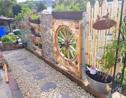 Diy Garten Sichtschutz Holz Palette Steine Zaun Steinwand Wagenrad Do It Yourself Lieblingsplatz T Garden Privacy Wheel Decor Garden Deco