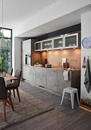 Stylische Kuche In Grauer Betonoptik Und Arbeitsflache Aus Holz Kuche Betonoptik Kuche Beton Wohnung Kuche