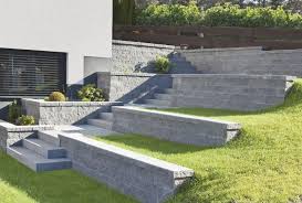 Betonplatten Im Garten Verlegen 25 Ideen Fur Gehwege Garten Stufen Aussentreppe Betonblock Garten