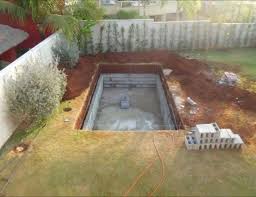 Noch Vor Wenigen Tagen War Nur Ein Grosses Loch Im Garten Doch Heute Schaut Die Ganze Na In 2021 Garten Pool Selber Bauen Pool Fur Kleinen Garten Schwimmingpool Garten