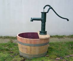 Holzfass Als Mini Teich Mit Schwengelpumpe Handpumpe Im Schlichten Design Miniteich Wasserpumpe Garten Holzfass