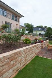 Romano Mauer Im Mediterranen Sudlandischen Farbschema Fur Dei Terrassierung Im Garten Genutzt Verschiede Gartengestaltung Steinmauer Garten Vorgarten Terrasse