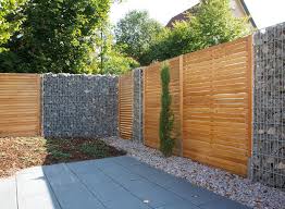 Sichtschutz Windschutz Holz Im Garten Designs In Holz Farbig Lasiert Und Mit Lichtpfosten Led Abtrennung Dichtz Zaun Garten Holz Im Garten Garten Design