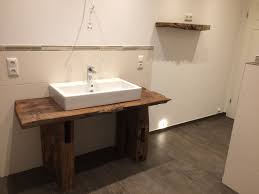 Landhaus Waschtisch Aus Fachwerk Und Bohlen Material Eichenfachwerk Bohle Oberflache Geburstet Geolt Gewach Historische Baustoffe Baustoffe Waschtisch