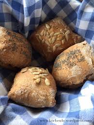 Schnelle Vollkornbrotchen Oder Der Sonntag Ist Gerettet Brot Backen Mit Trockenhefe Vollkornbrot Backen Brot Backen Rezept Einfach