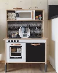 Hier Herrscht Ordnung In Der Kinderkuche Eine Kundin Hat Uns Das Foto Geschickt Und Wir Lieben Die Kleine Kinderkuche Ikea Kinderkuche Duktig Ikea Spielkuche