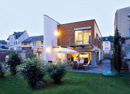 Brandwand Die Betonscheibe Auf Der Grenze Schirmt Die Werkstatt Links Daneben Ab Schmales Haus Gunstiges Haus Haus