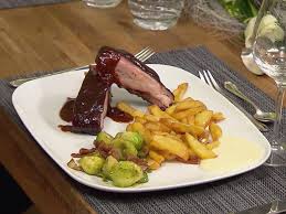 Spare Ribs Mit Rosmarin Fries Und Bacon Rosenkohl Rezept Rezept Perfektes Dinner Rezepte Essen Rosenkohl