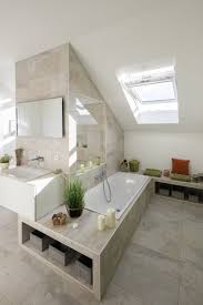 Badezimmer Mit Dachschrage Und Badewanne In 2020 Haus Helle Badezimmer Wohnen